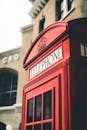 以城市建筑为背景，经典的红色英国电话亭格外醒目