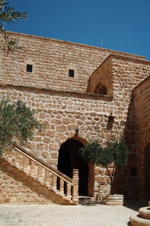 Free Historic stone building with a stairway, capturing timeless architectural beauty. Stock Photo