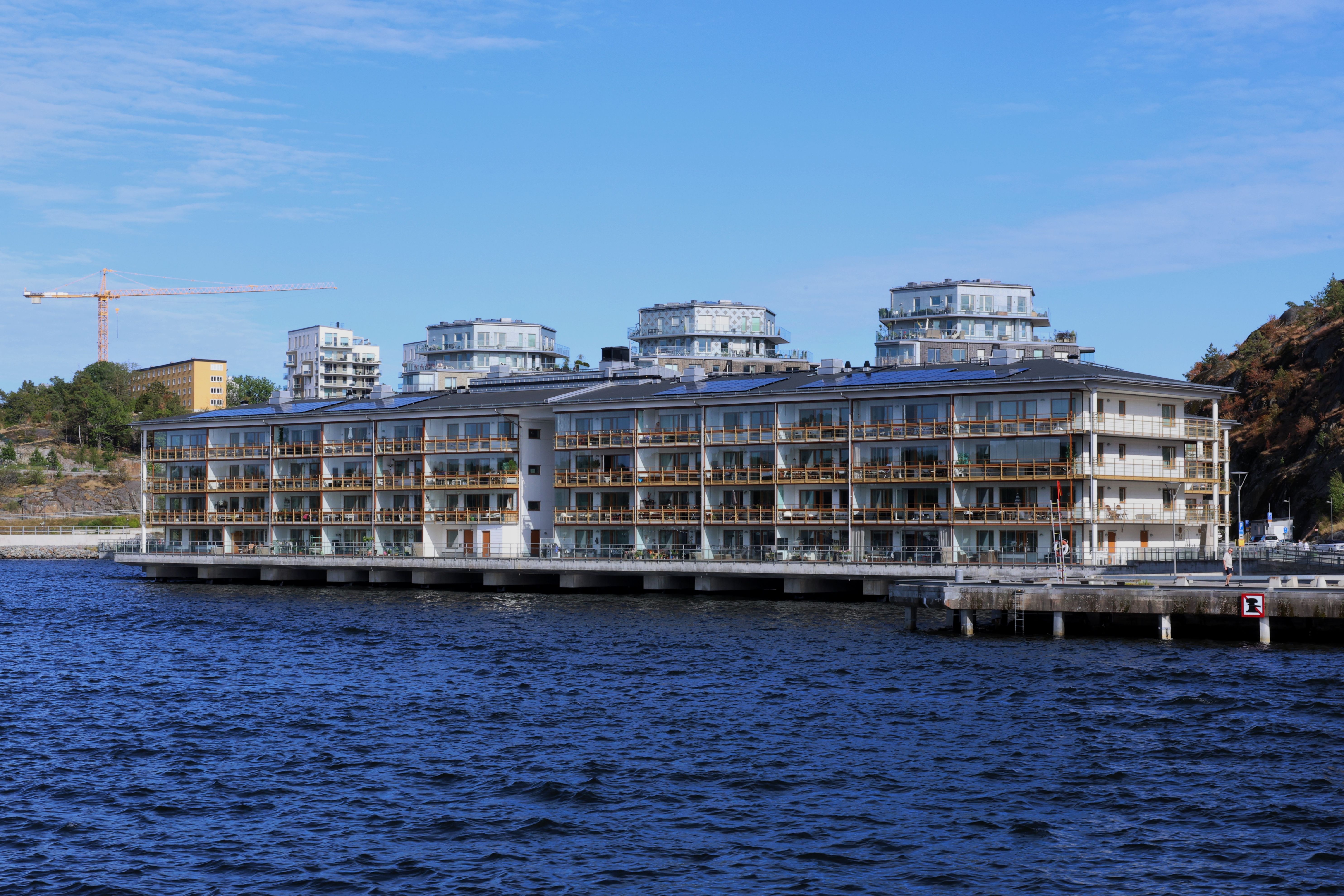 Moderna vattennära bostadshus i Stockholmsregionen, liknande bebyggelsen längs Ulvsundasjön i Huvudsta
