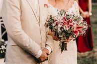 婚礼当天，新娘和新郎手持花束的特写镜头令人惊叹