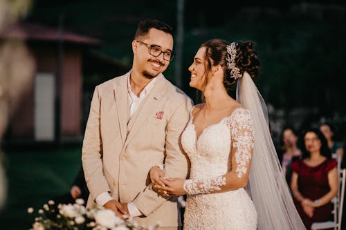 Fotografi Fokus Dangkal Dari Pengantin Pria Dan Wanita