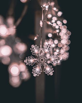 温暖的散景灯搭配迷人的雪花装饰，非常适合节日氛围