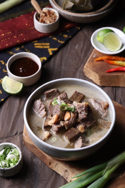 20. Coto Makassar Sup Kental Khas Sulawesi yang Penuh Rempah 20. Coto Makassar Sup Kental Khas Sulawesi yang Penuh Rempah