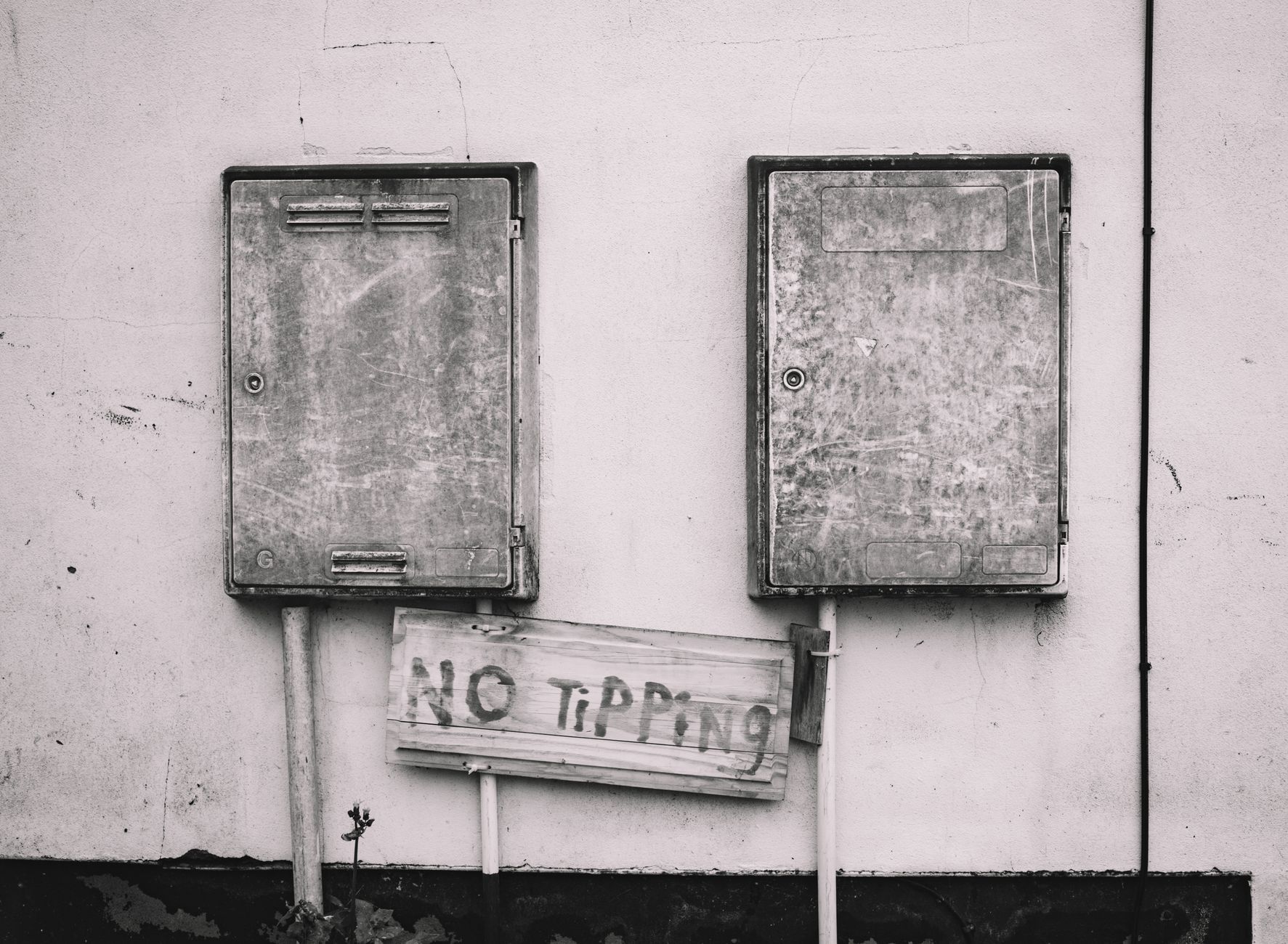 https://www.pexels.com/photo/boxes-on-wall-with-no-tipping-signage-3292908/