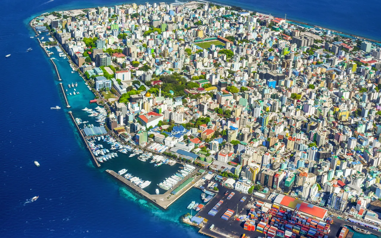 Luftaufnahme von Malé und dem blauen Ozean