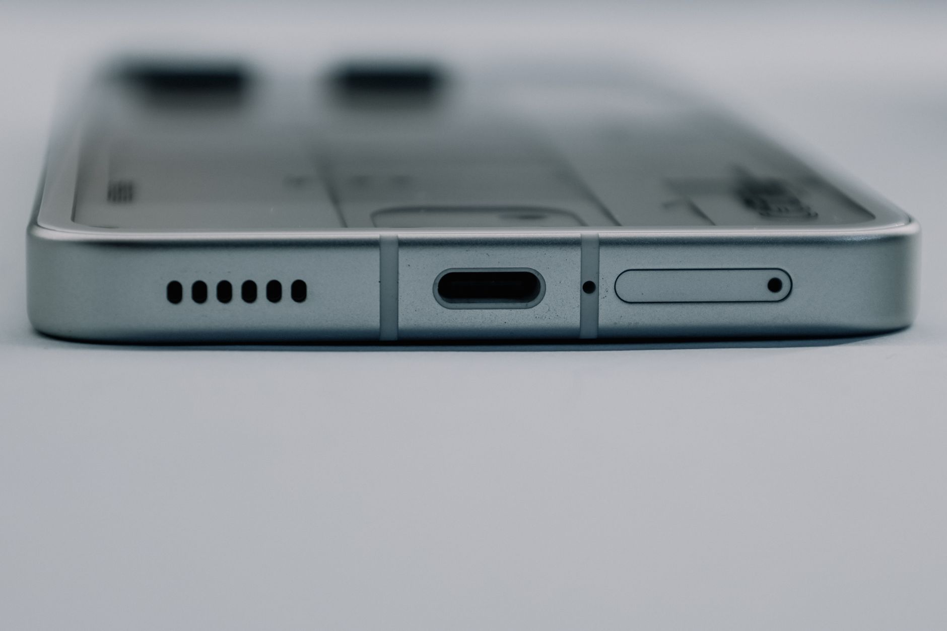 Gros plan sur la grille du microphone d'un smartphone