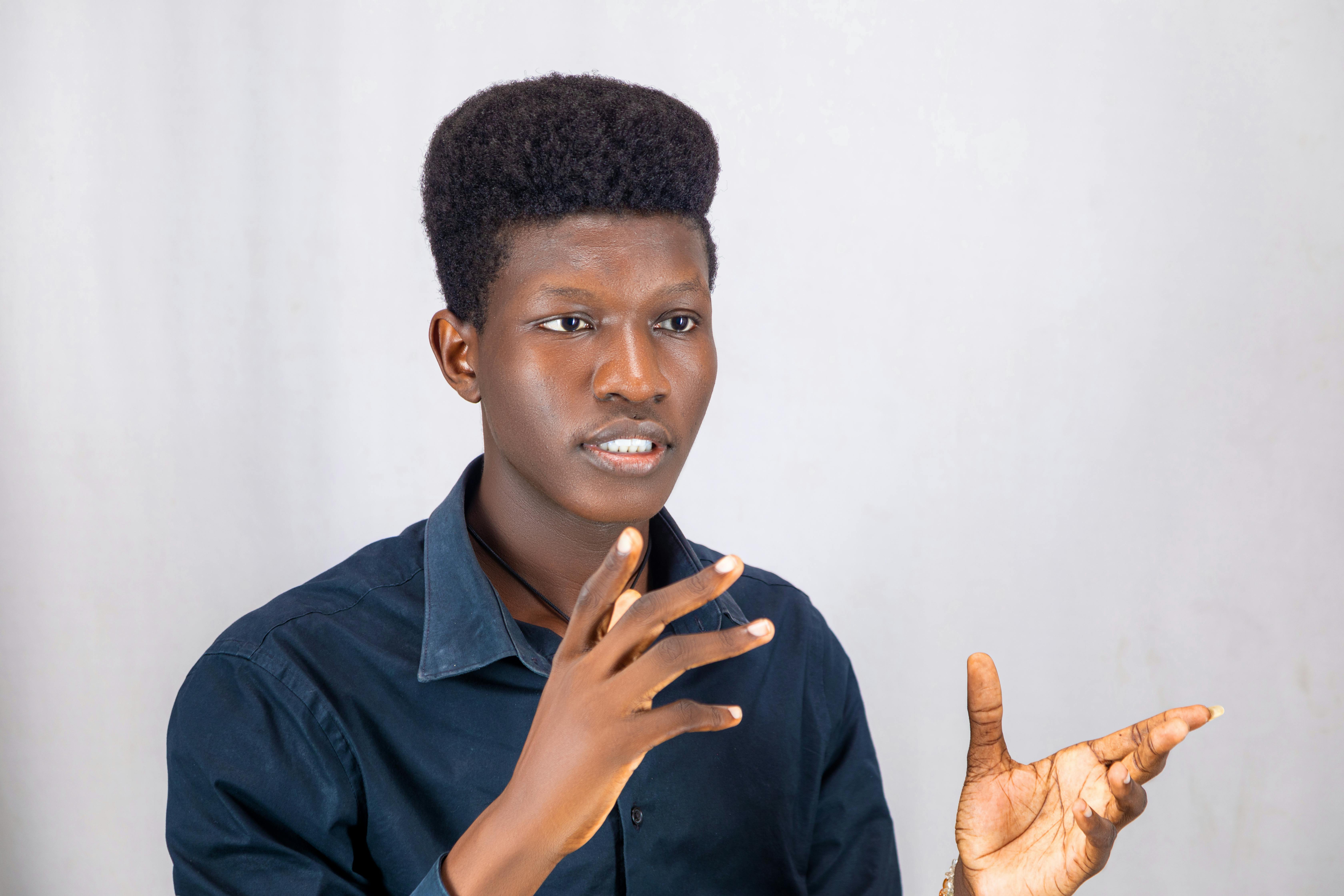 Hızlı konuşan bir kişinin karakter özelliklerini, iletişim tarzını ve altında yatan olası gizli duyguları temsil eden etkileyici bir görsel.