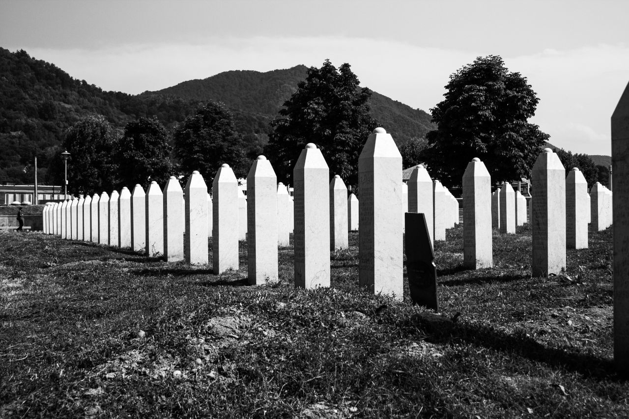 Memorijalni centar Srebrenica - Potočari s bijelim nišanima
