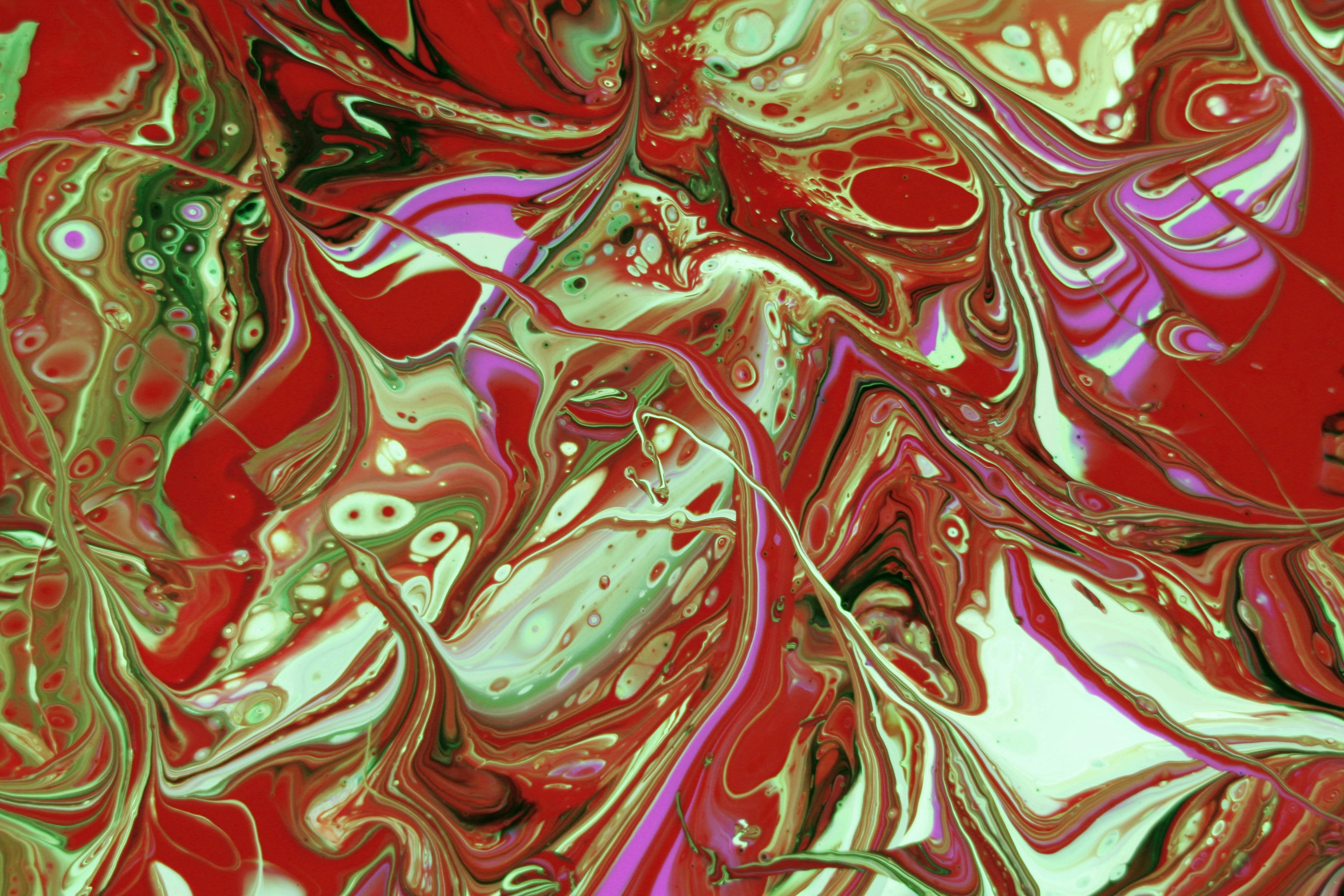 Zadarmo Dynamické víry červenej a zelenej v abstraktnom štýle maľby vytvárajú živý vizuálny efekt. Fotka z fotobanky