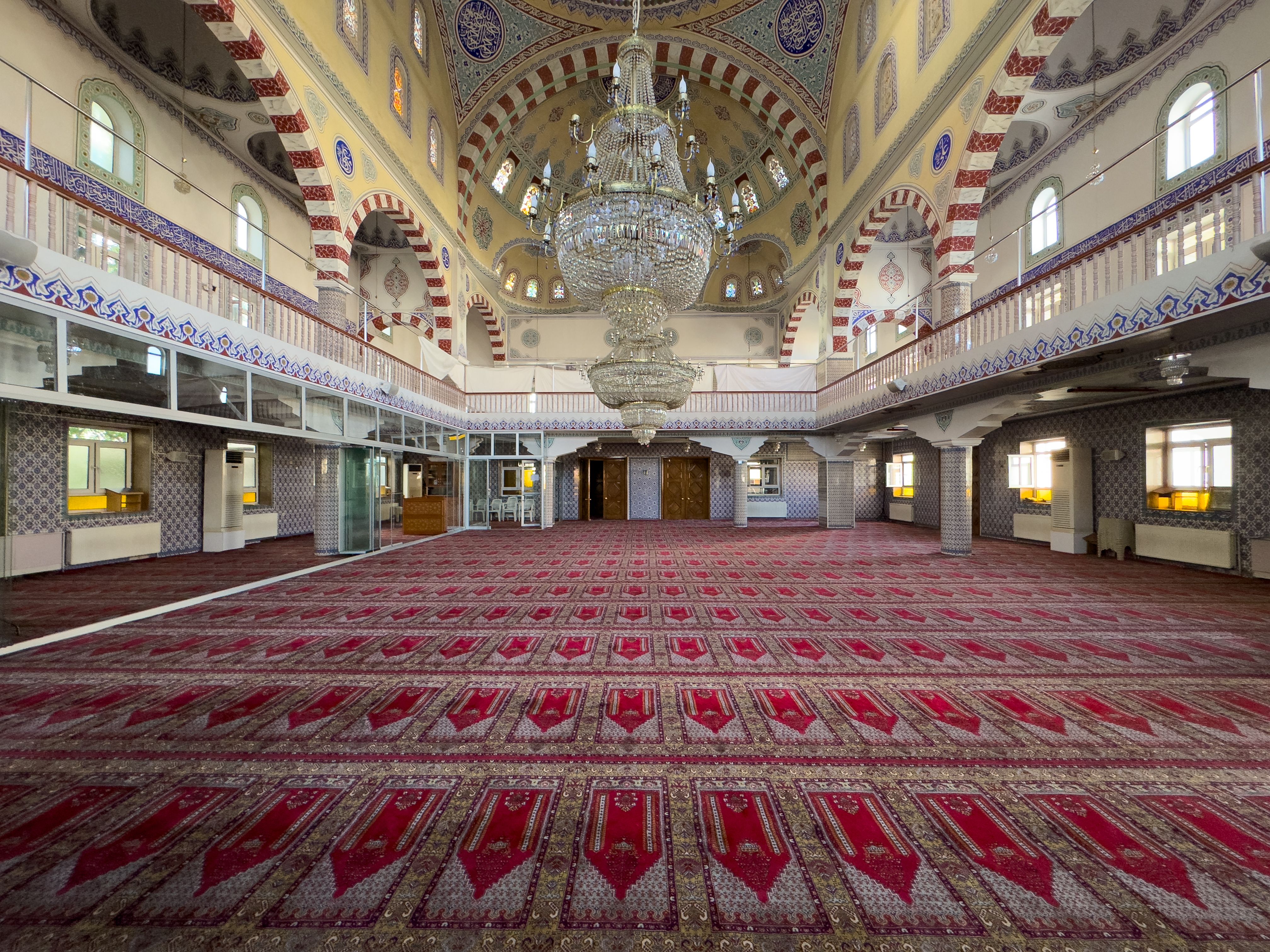 Grand Interior of Turkish Mosque in Elâzığ · Free Stock Photo