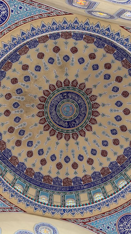 Free Detailed view of an Ottoman-style dome ceiling with intricate geometric designs in a mosque in Elazig, Türkiye. Stock Photo