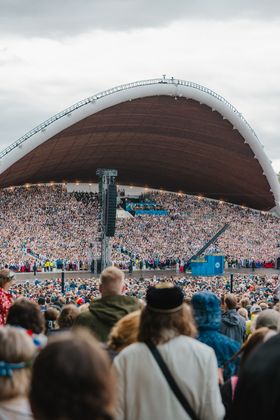 Daytime festival crowd — photo by Alari Tammsalu on Pexels