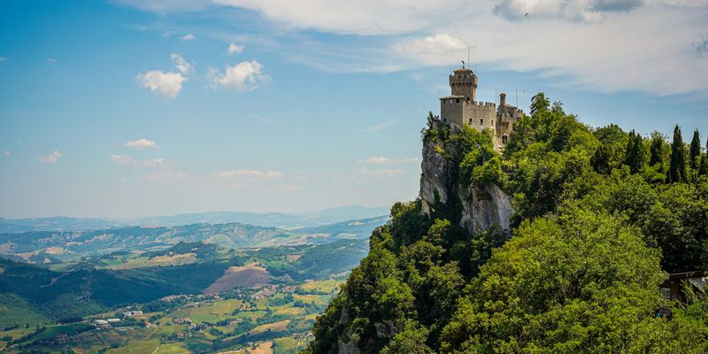 La torre Cesta y el paisaje de San Marino