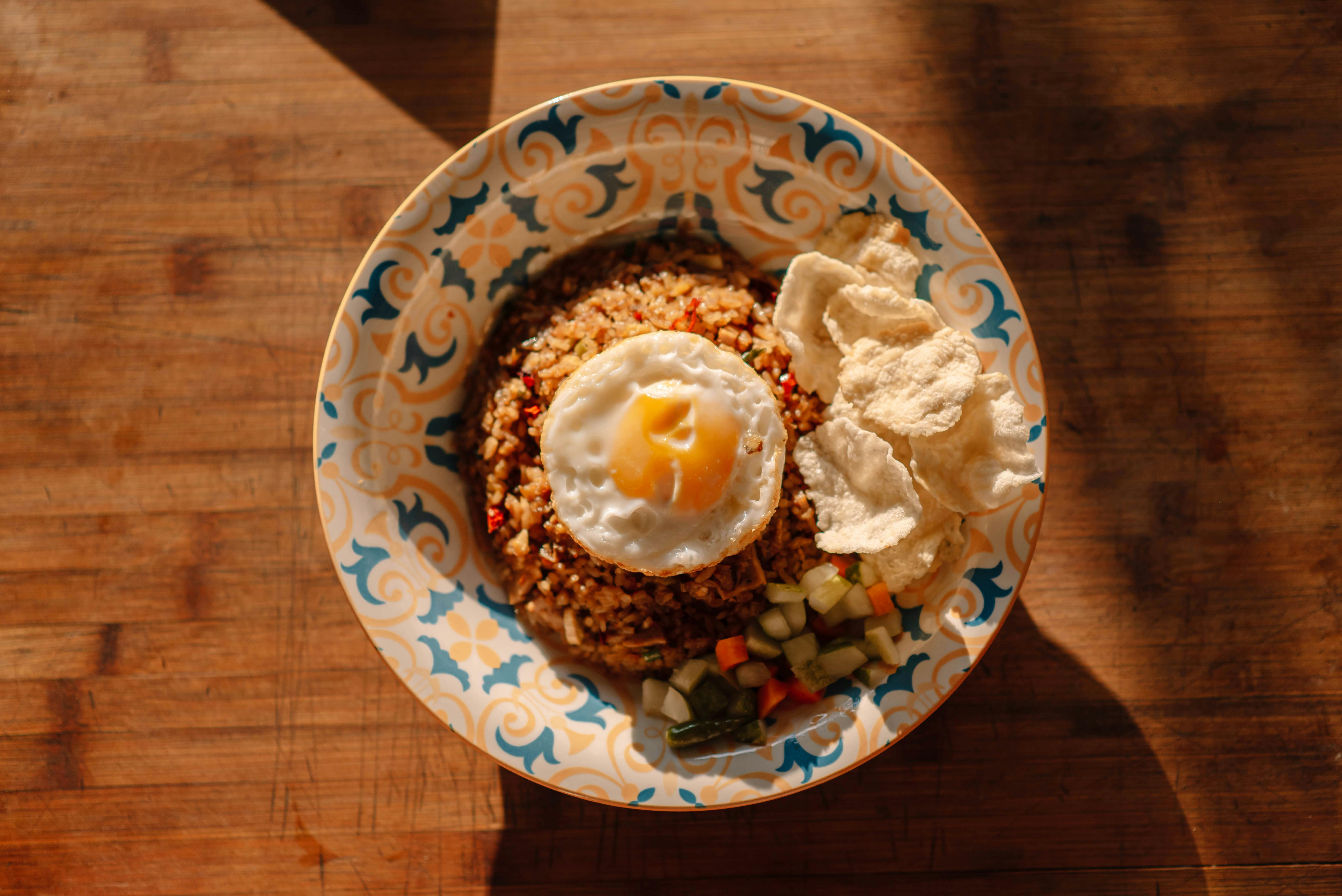 Indonéz nasi goreng – az autentikus utcai pirított rizs titka – nasi goreng served fried egg cucumber krupuk plate