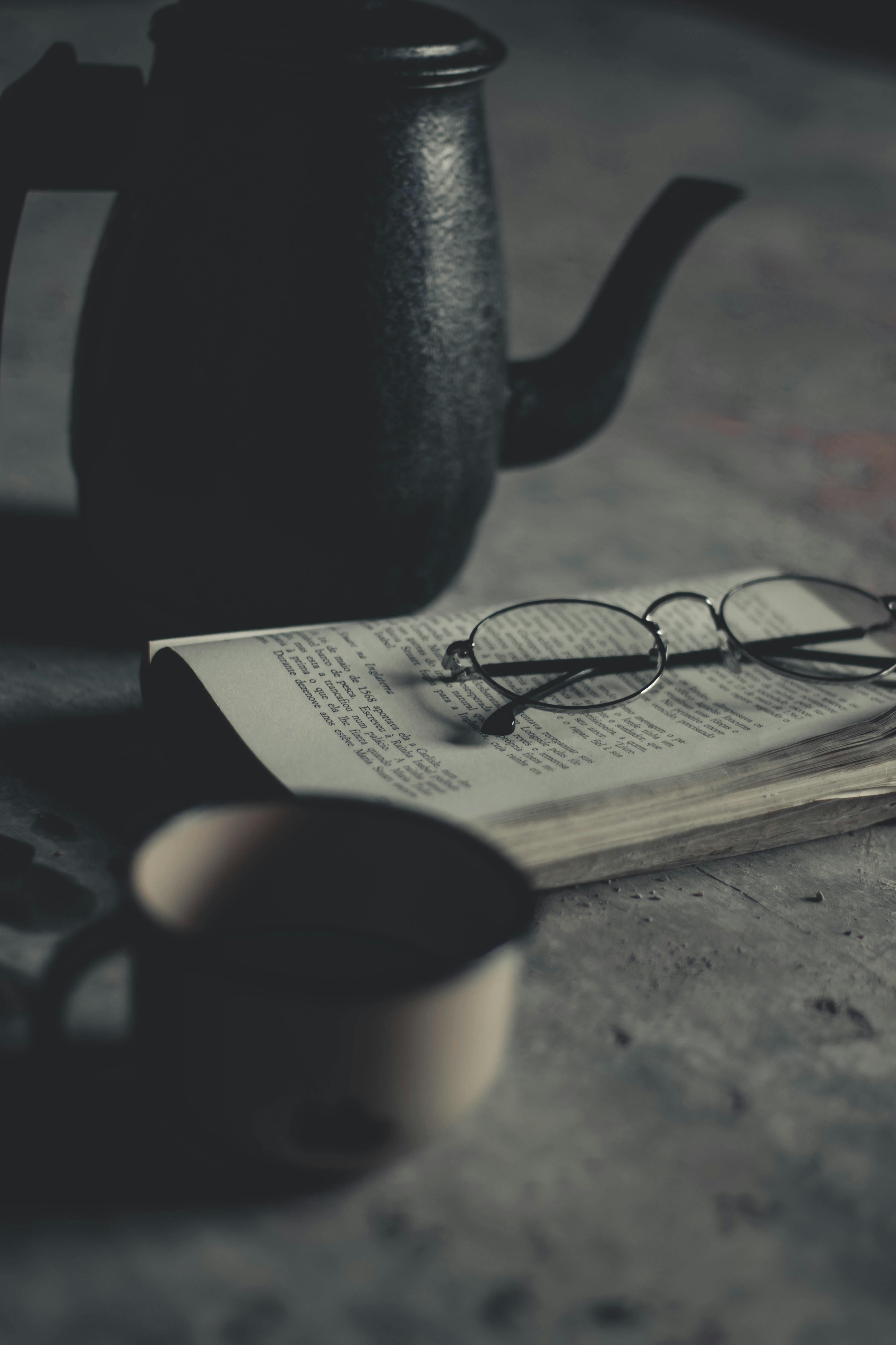 这幅配有眼镜、旧书、茶壶和杯子的忧郁静物画，唤起了怀旧之情