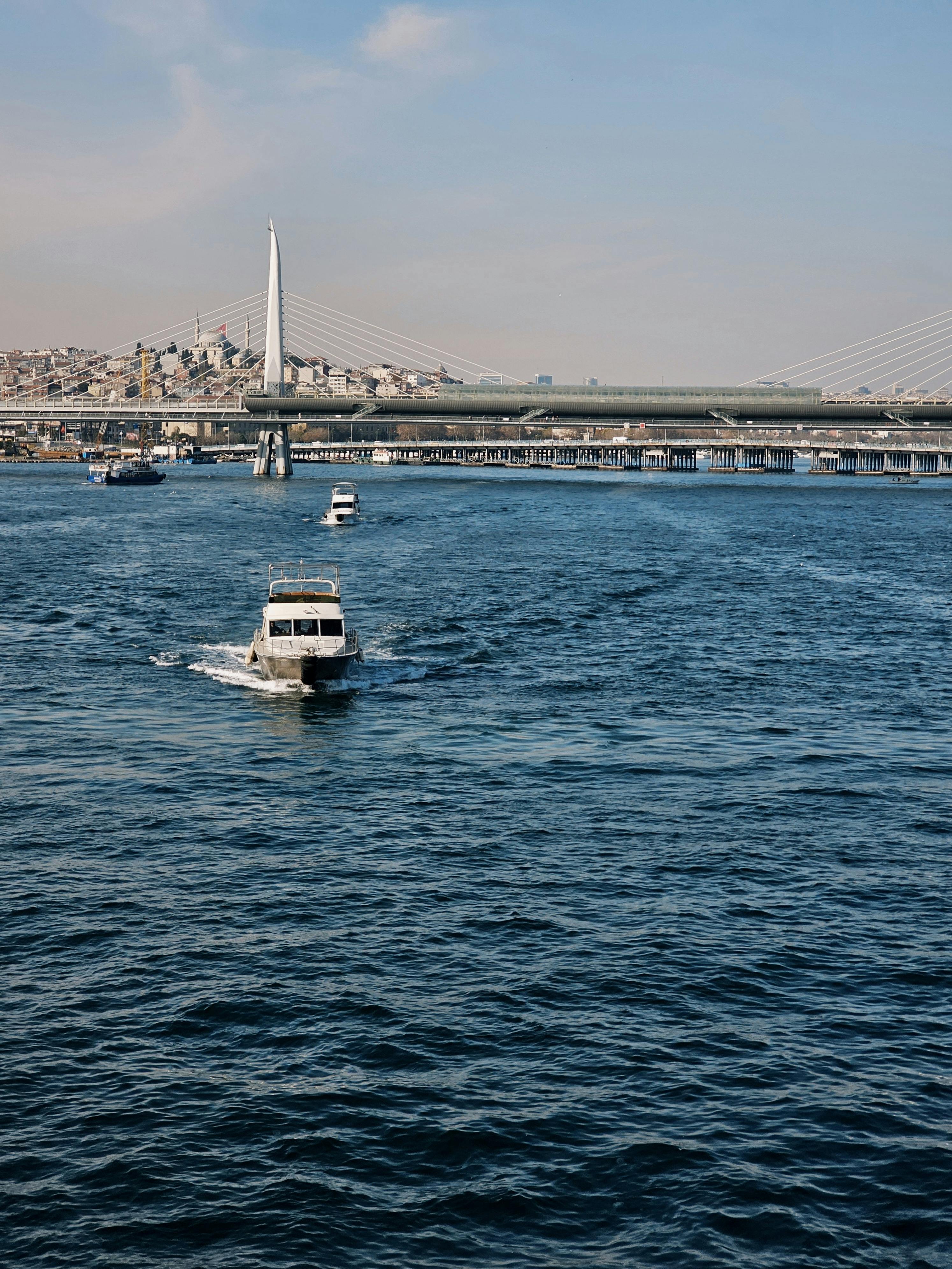 Gratuit Croisière en bateau sur la Corne d'Or avec le pont emblématique en arrière-plan, Istanbul, Turquie. Photos