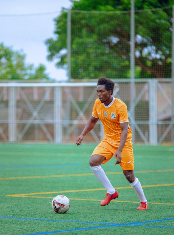 Winger in the away shirt on the ball — photo by El gringo photo on Pexels