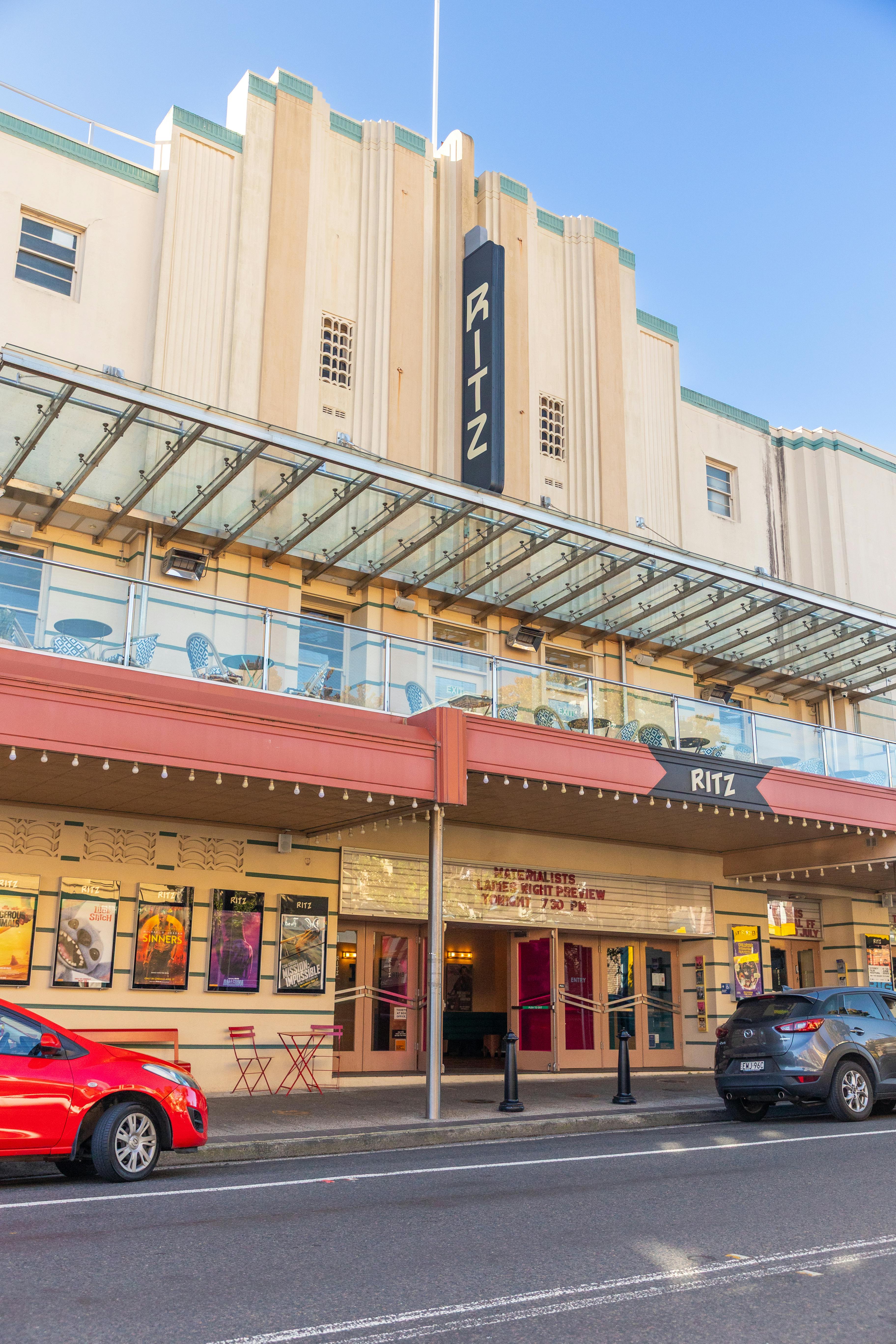Ilmainen Ulkokuva Art Deco Ritz -elokuvateatterista Sydneyssä, Australiassa, esittelee klassista arkkitehtuuria. Kuvapankkikuva