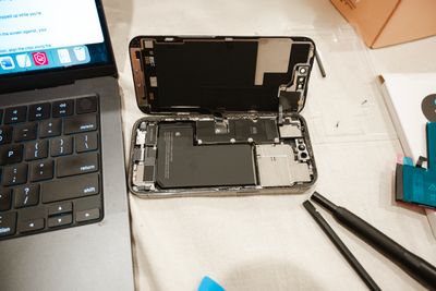 EU to Force Replaceable Batteries in Phones and Tablets from 2027