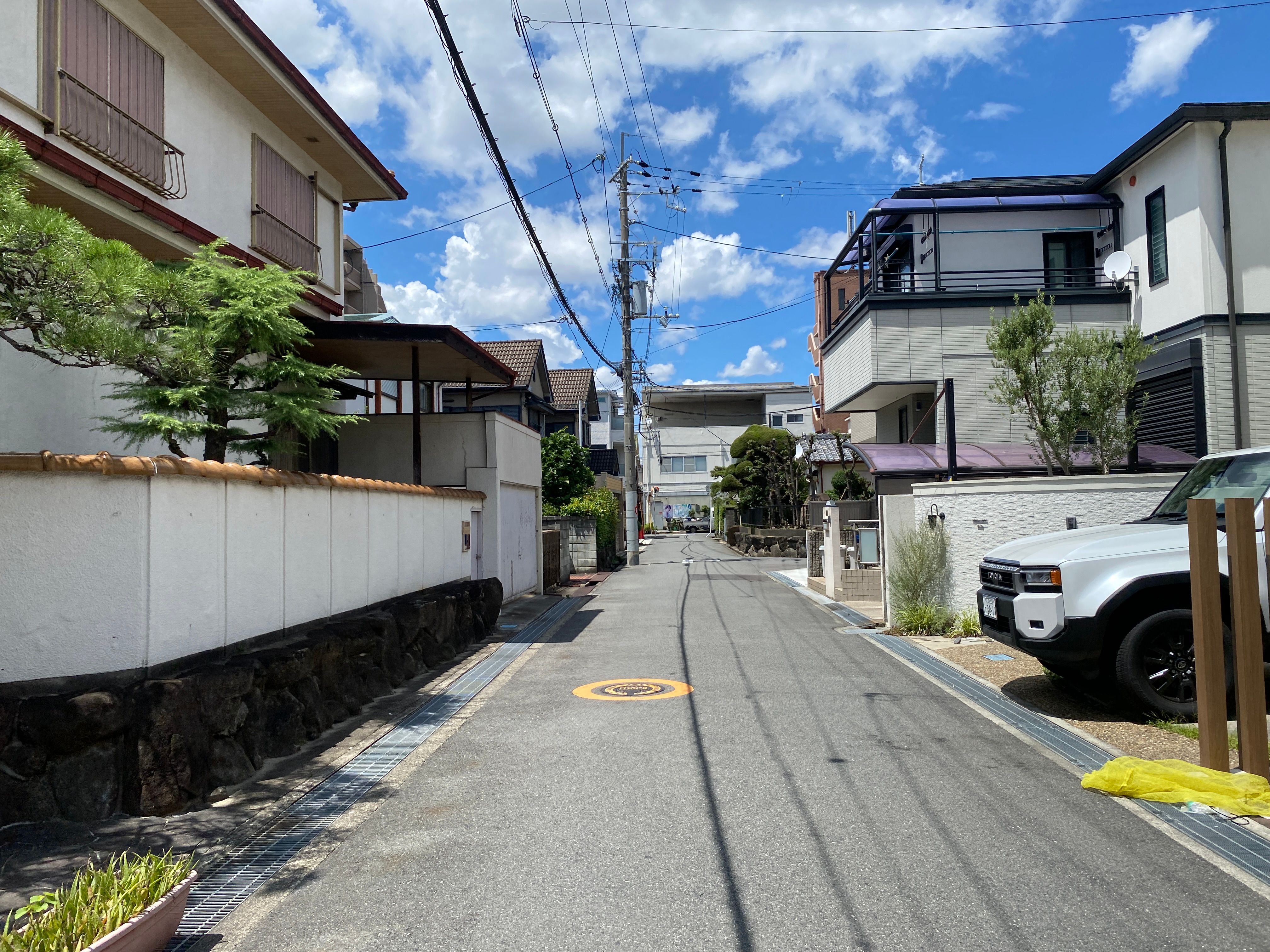 中野区の住宅街に建つ小学校の校舎と通学路