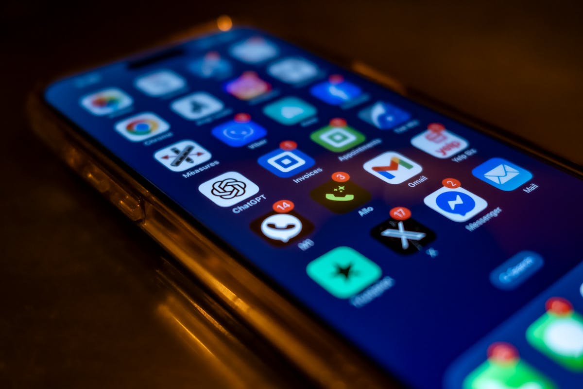 Primo piano di schermo smartphone con icone e badge di notifiche