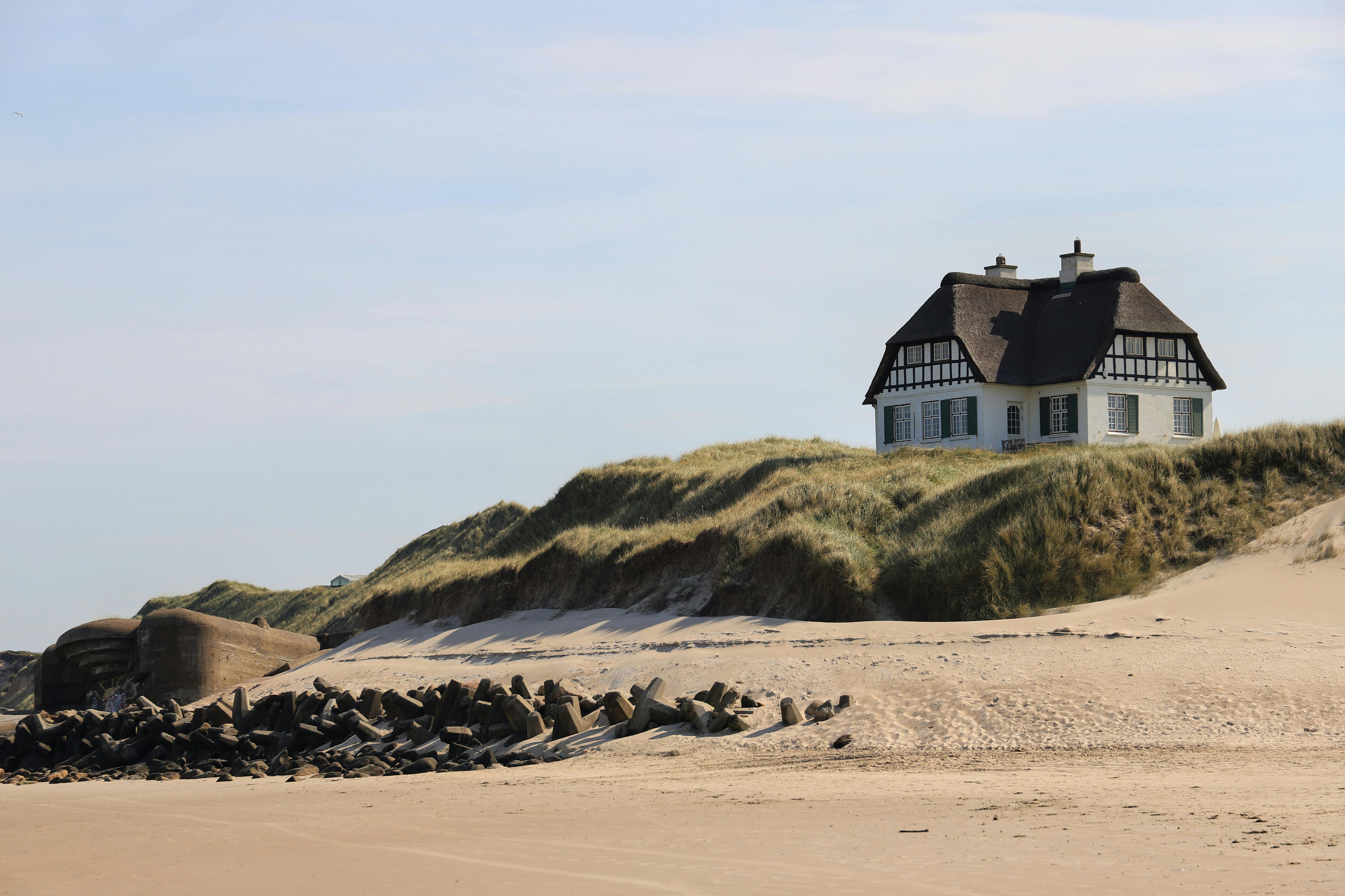 Vue panoramique d'une maison de plage sur les dunes de Løkken, au Danemark, par une journée ensoleillée.