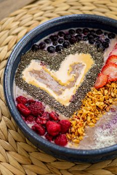 Bol de quinoa et de haricots noirs en une poêle