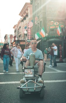 一名男子坐在奥兰多繁华街道的机动车上，捕捉城市生活