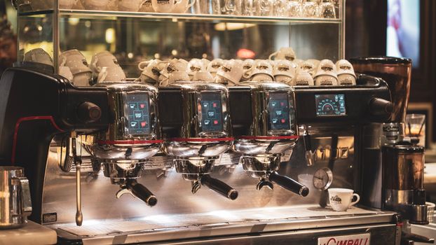 Macchina del caffè professionale che prepara un espresso in un bar italiano
