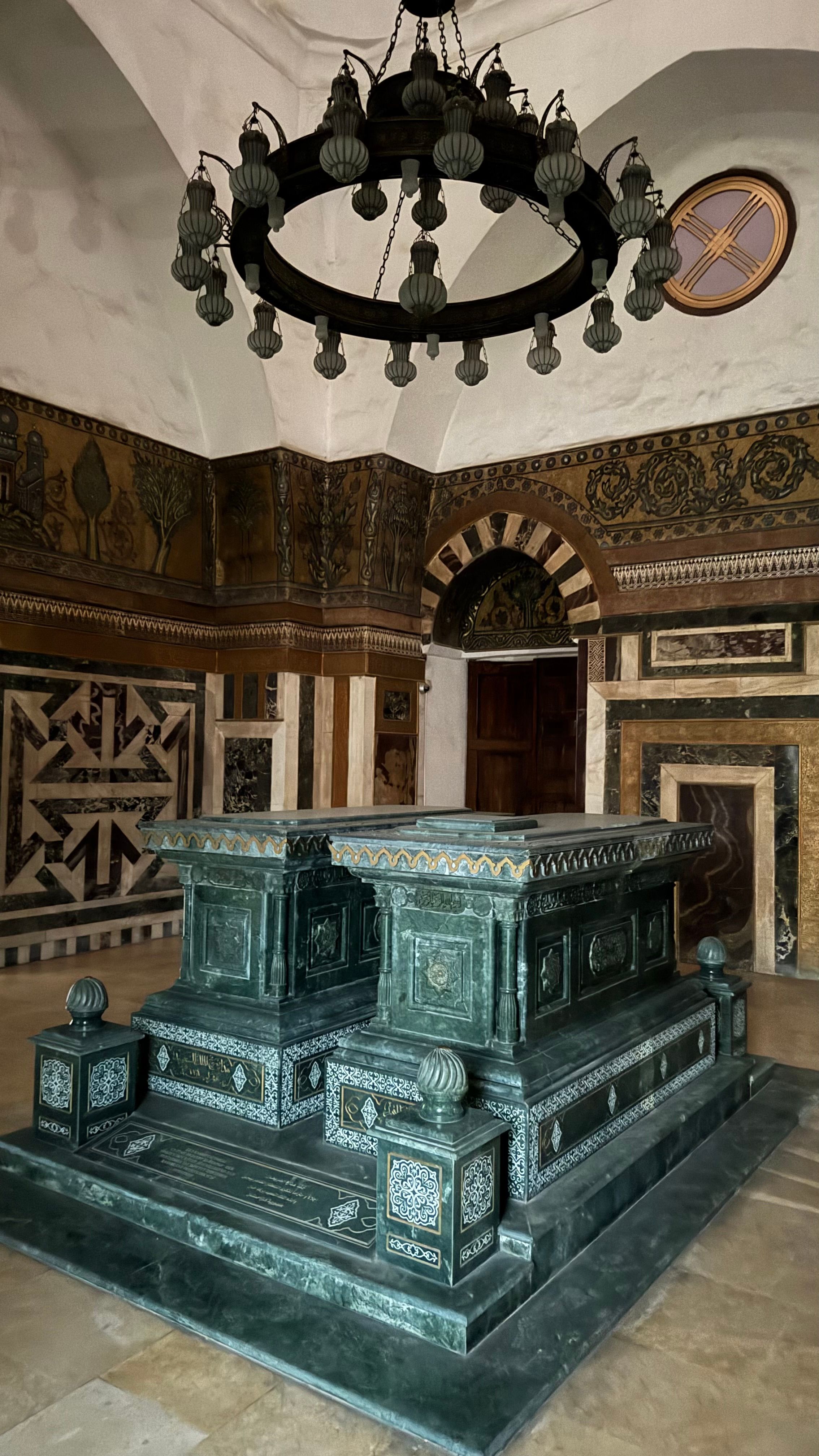 Gratis Indviklet designet grav inde i en historisk moské i Damaskus, Syrien, der fremviser traditionel islamisk arkitektur. Lagerfoto