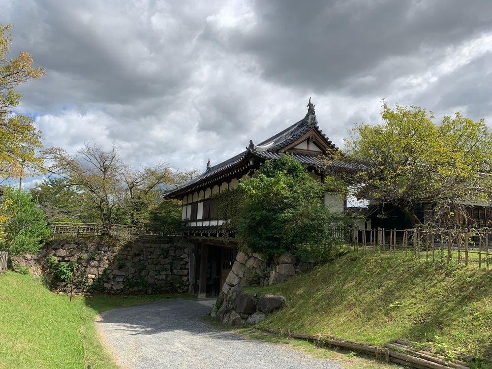 多云天空下的日本历史寺庙 · 免费素材图片