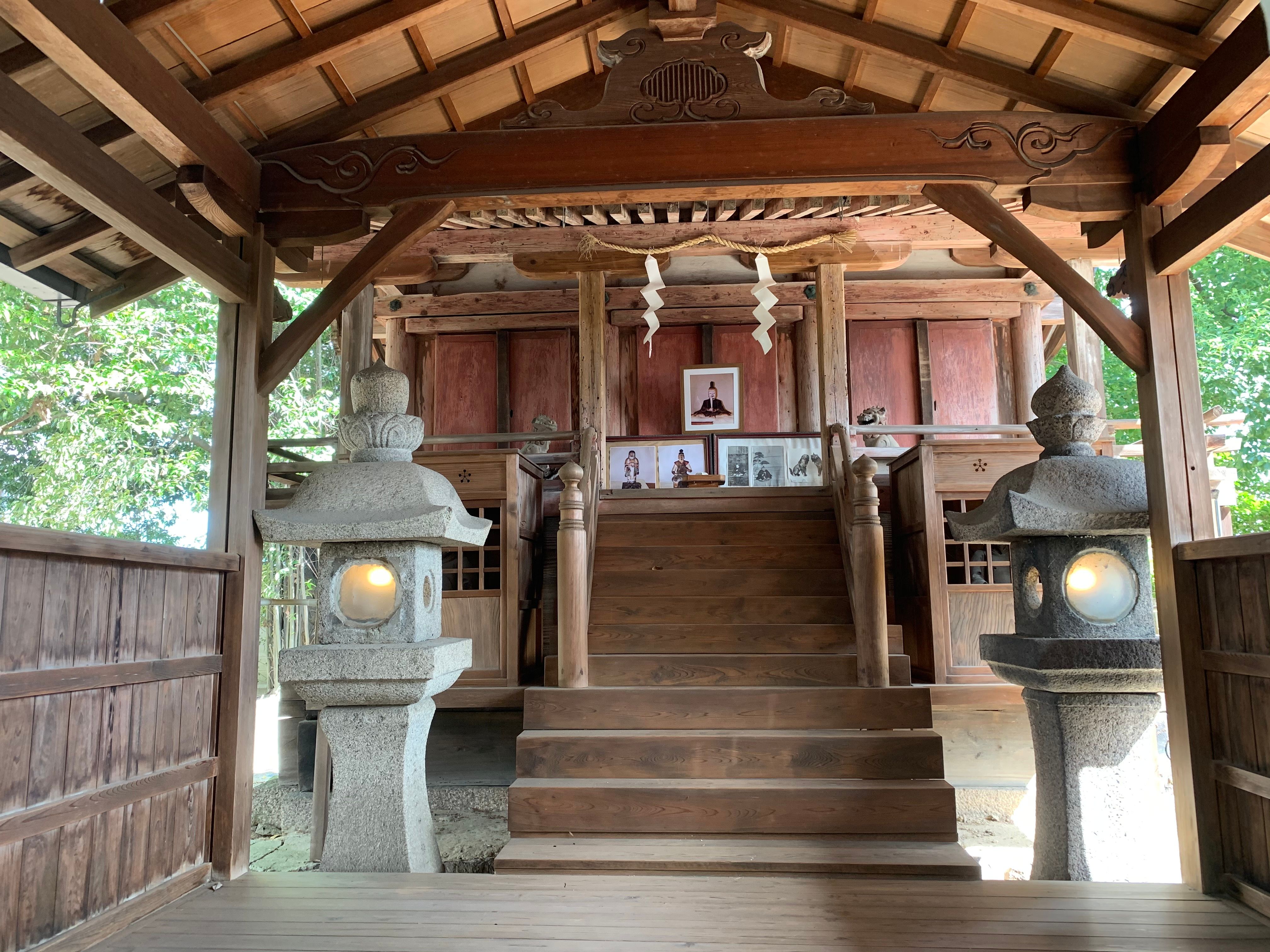 木造建築と石灯籠が美しい奈良の伝統的な神社の静かな美しさを探索しましょう。