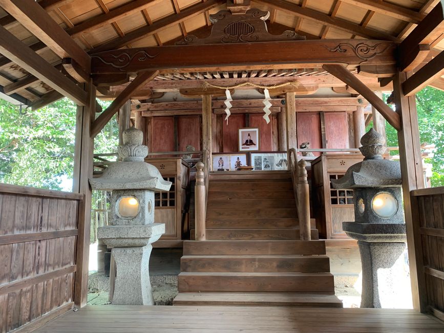 木造建築と石灯籠が美しい奈良の伝統的な神社の静かな美しさを探索しましょう。
