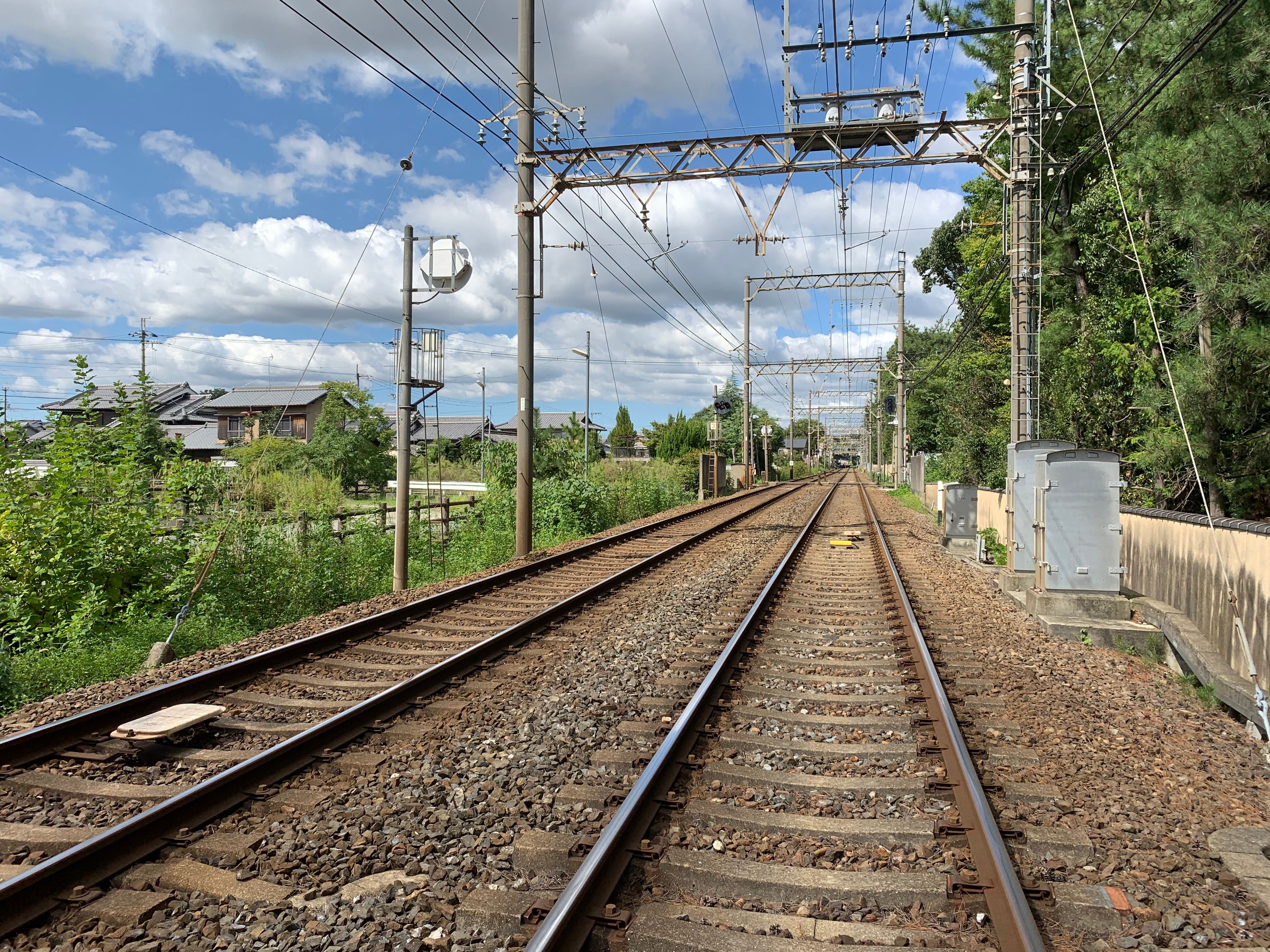 晴れた日の郊外の複線の線路のイメージ写真