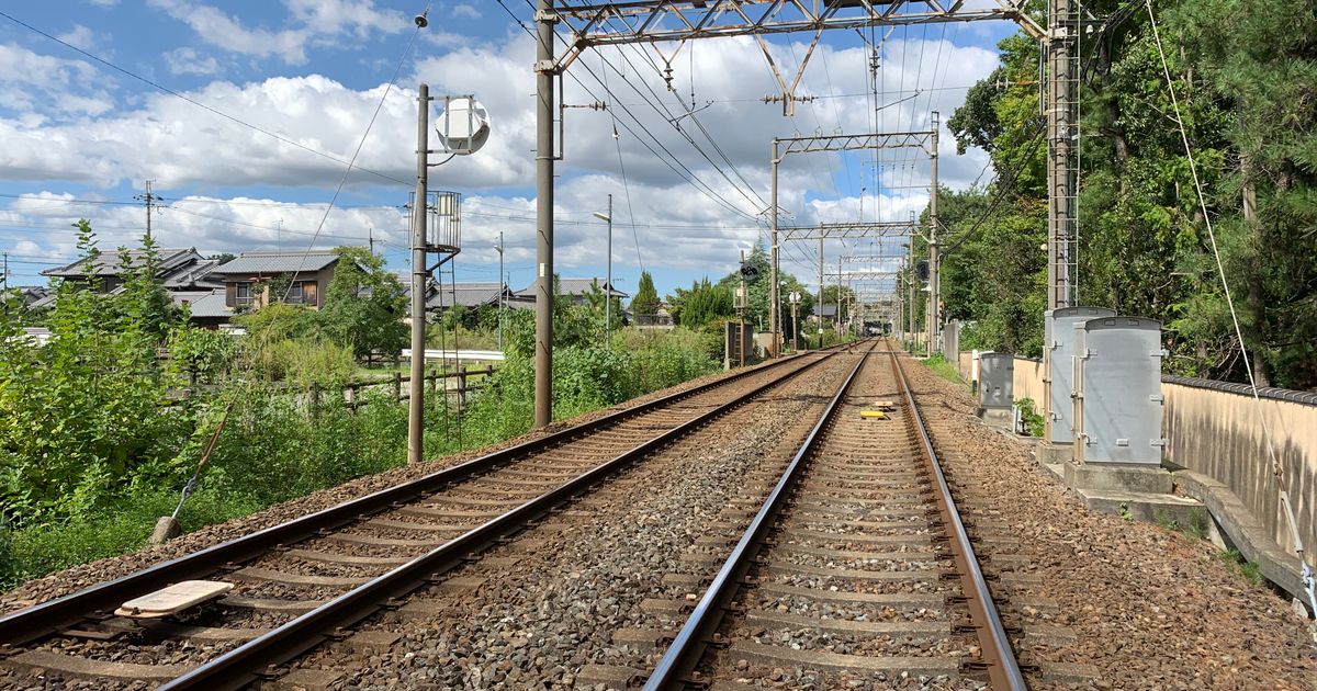 晴れた日の郊外の複線の線路のイメージ写真