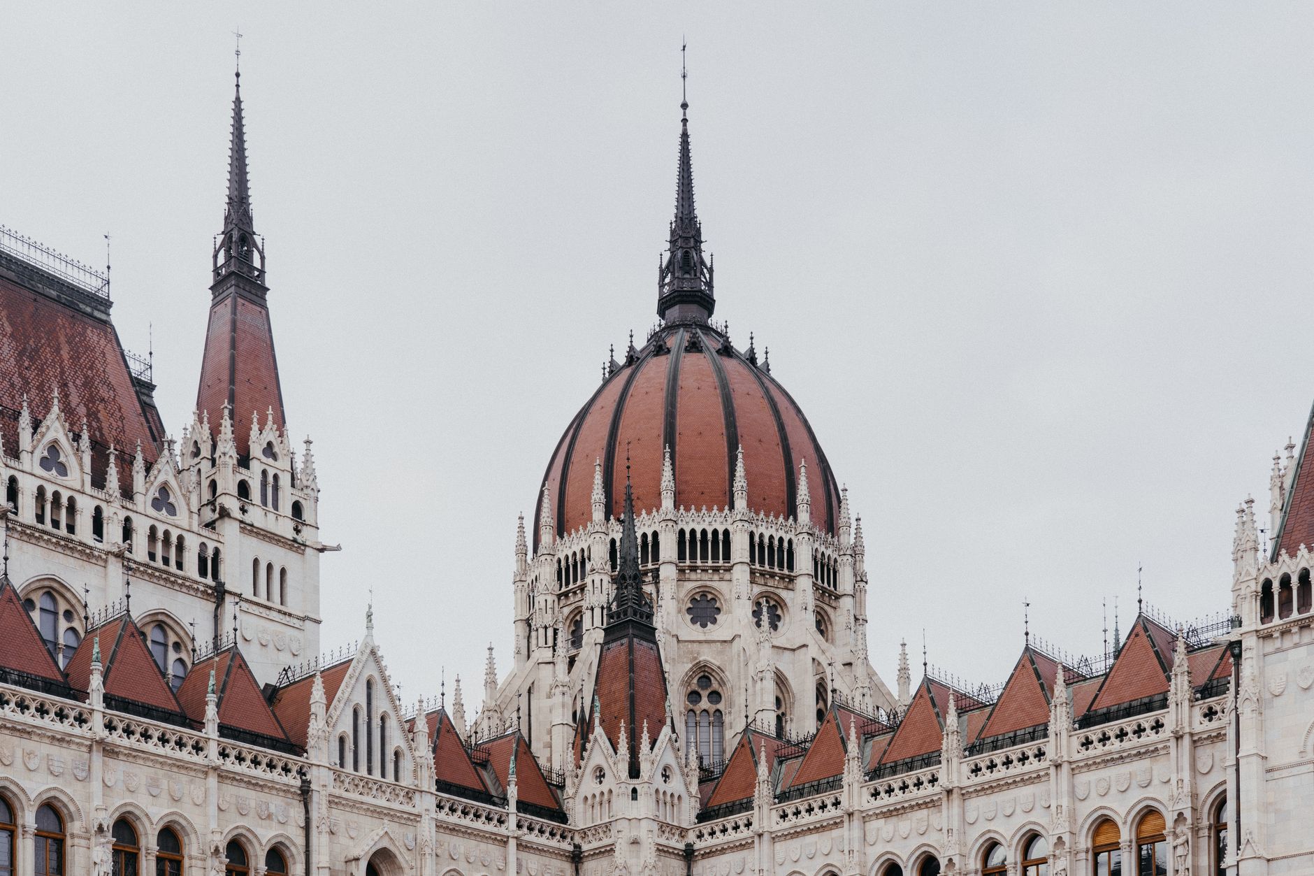 Budapest untuk Solo Traveler: Panduan Lengkap Jelajahi Kota Termal dan Ruin Bar