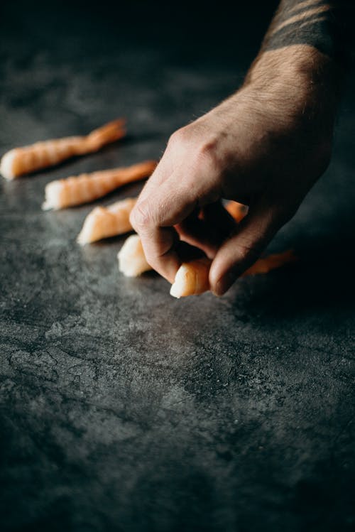 Foto Van De Holding Garnalen Van De Persoon