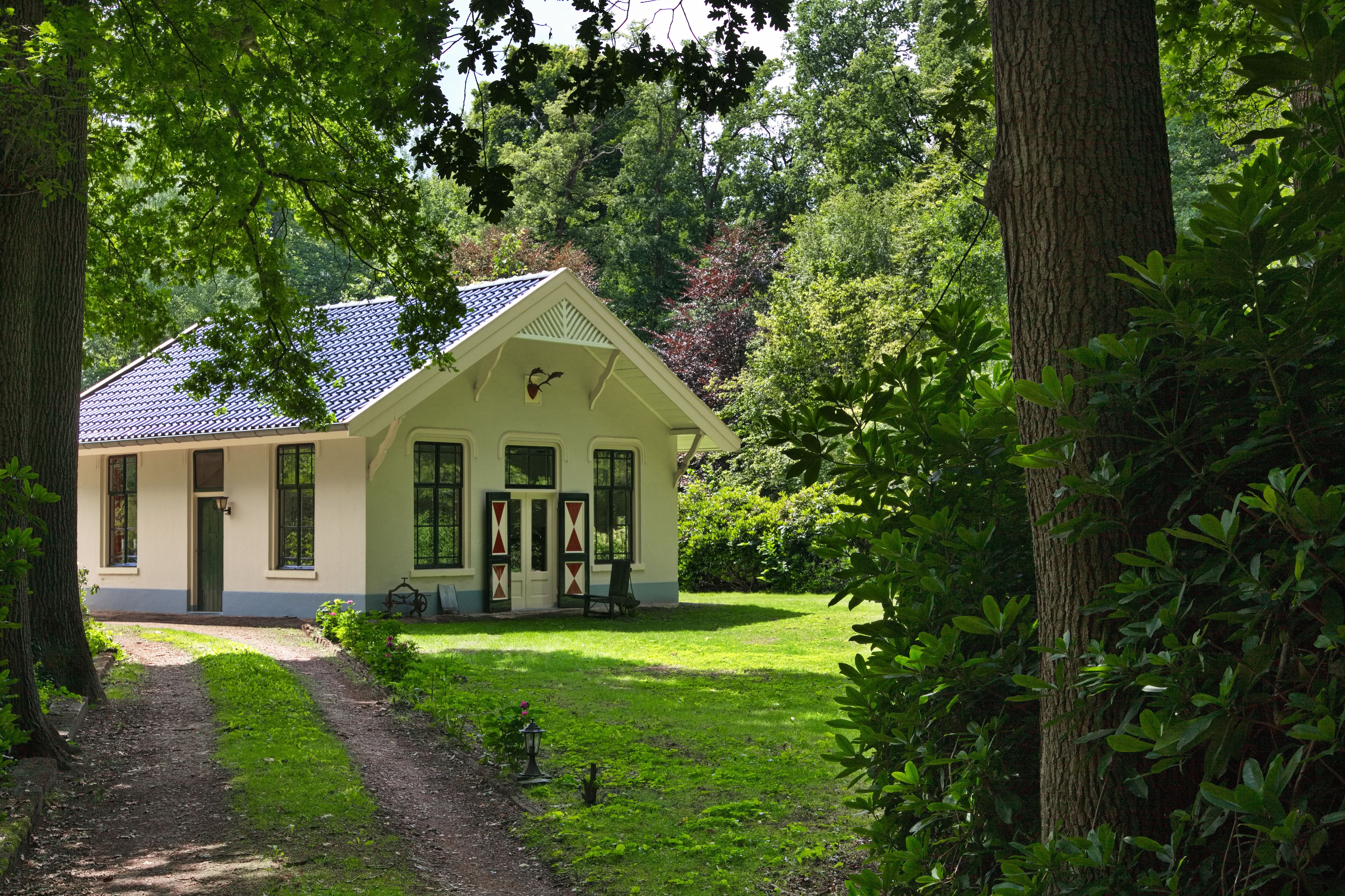 Grüner Gartenweg mit gepflegtem Rand