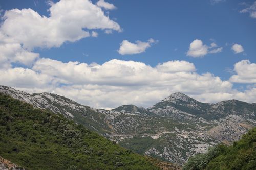 Free Captivating mountain landscape with lush greenery and vibrant blue sky, perfect for nature enthusiasts. Stock Photo