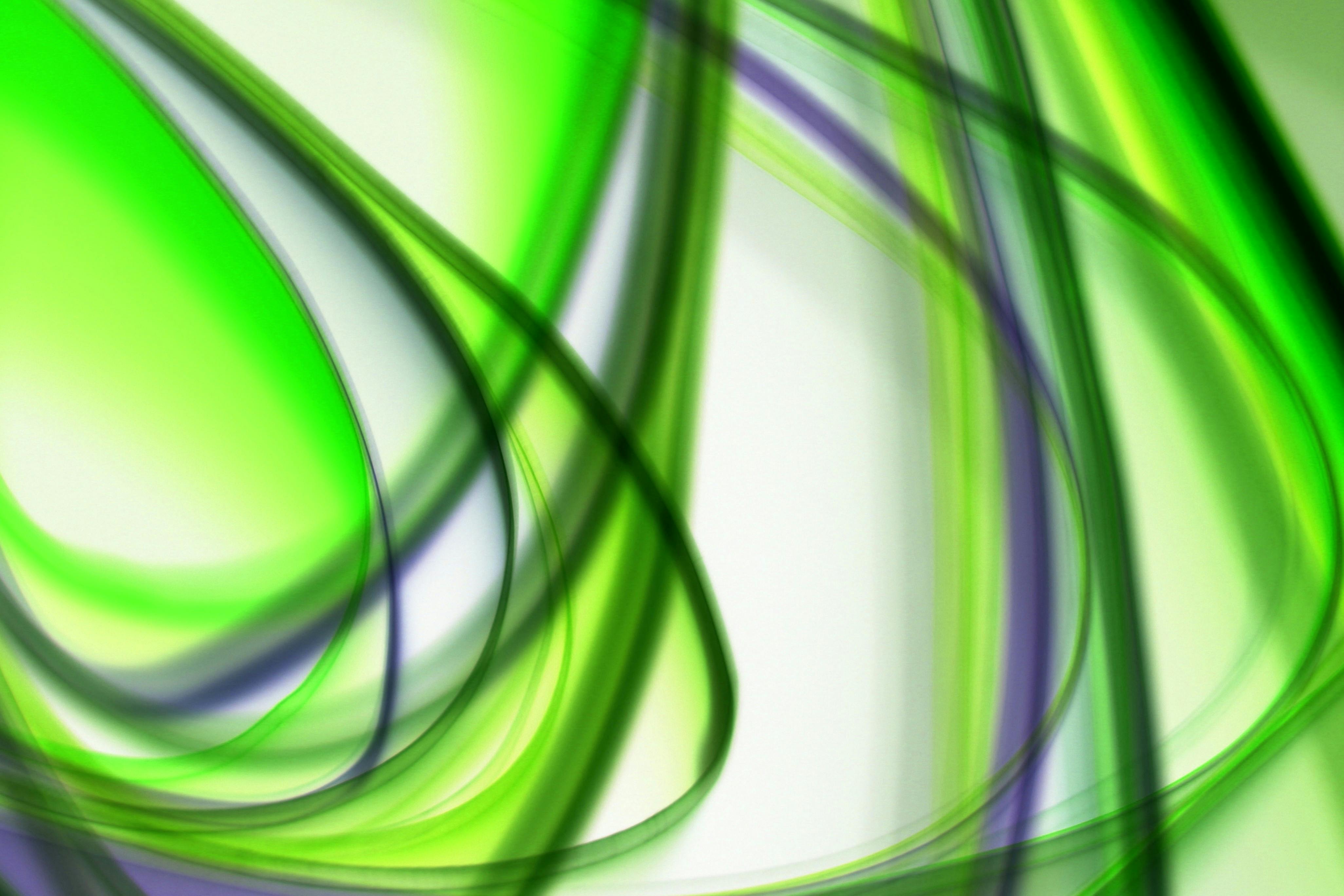 Gratis Rayas dinámicas de luz verde y violeta que forman formas abstractas sobre un fondo suave. Foto de stock