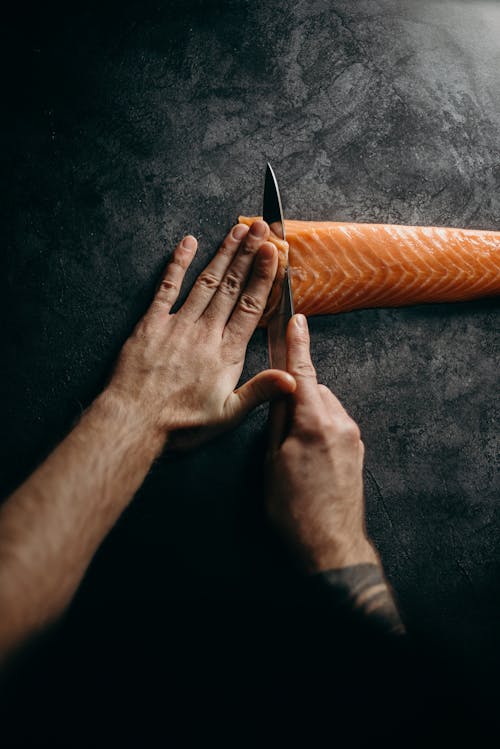 칼을 들고있는 사람의 사진