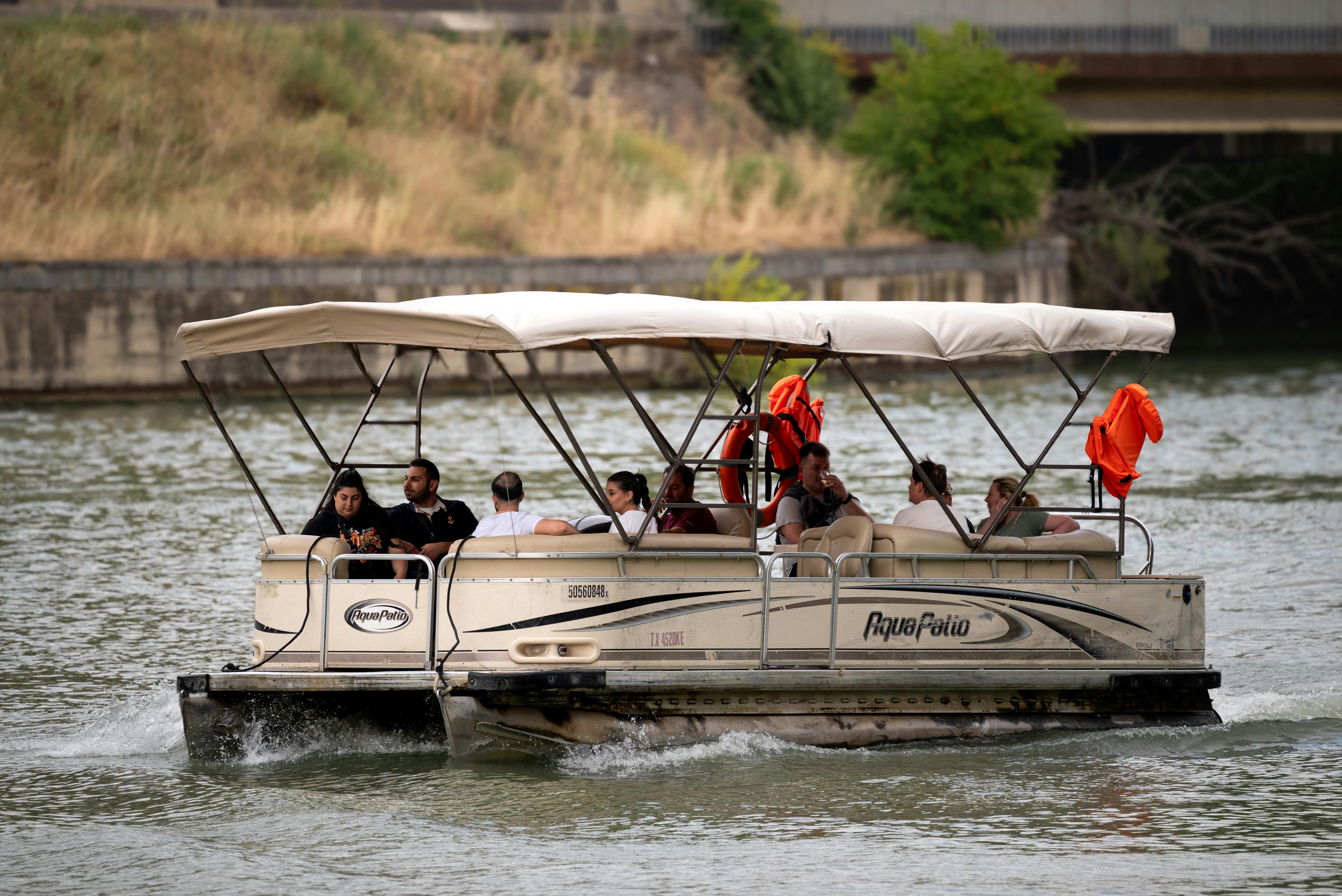 spacious pontoon boat layout - family friendly boat rentals