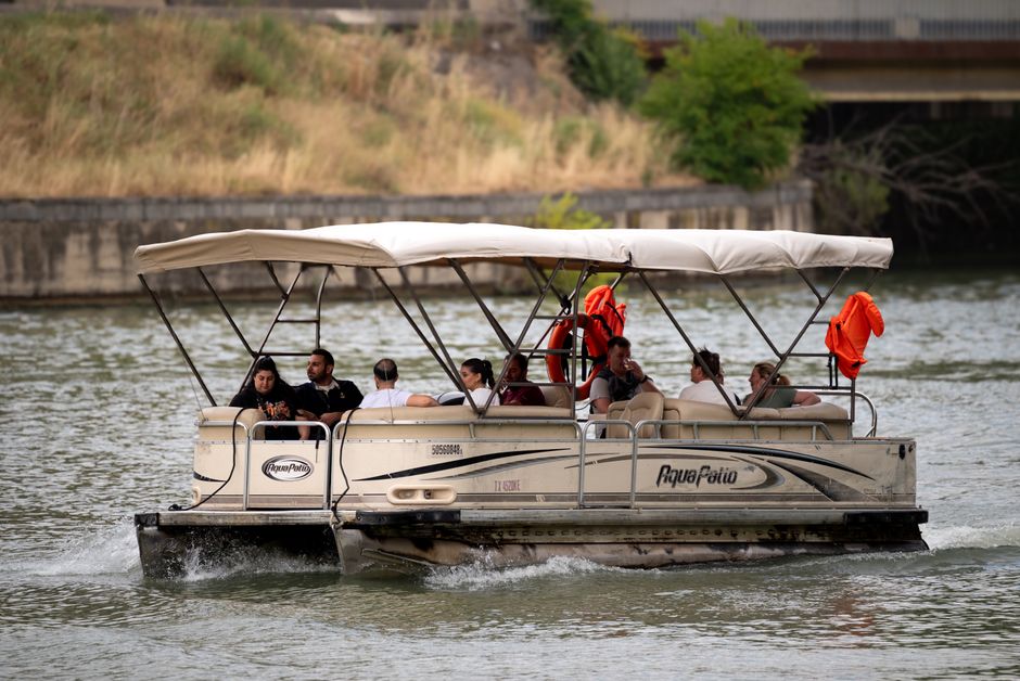 spacious pontoon boat layout - family friendly boat rentals spacious pontoon boat layout - family friendly boat rentals