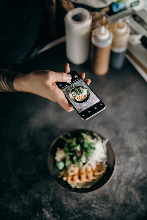 Persona Que Toma La Foto Del Plato En Un Tazón