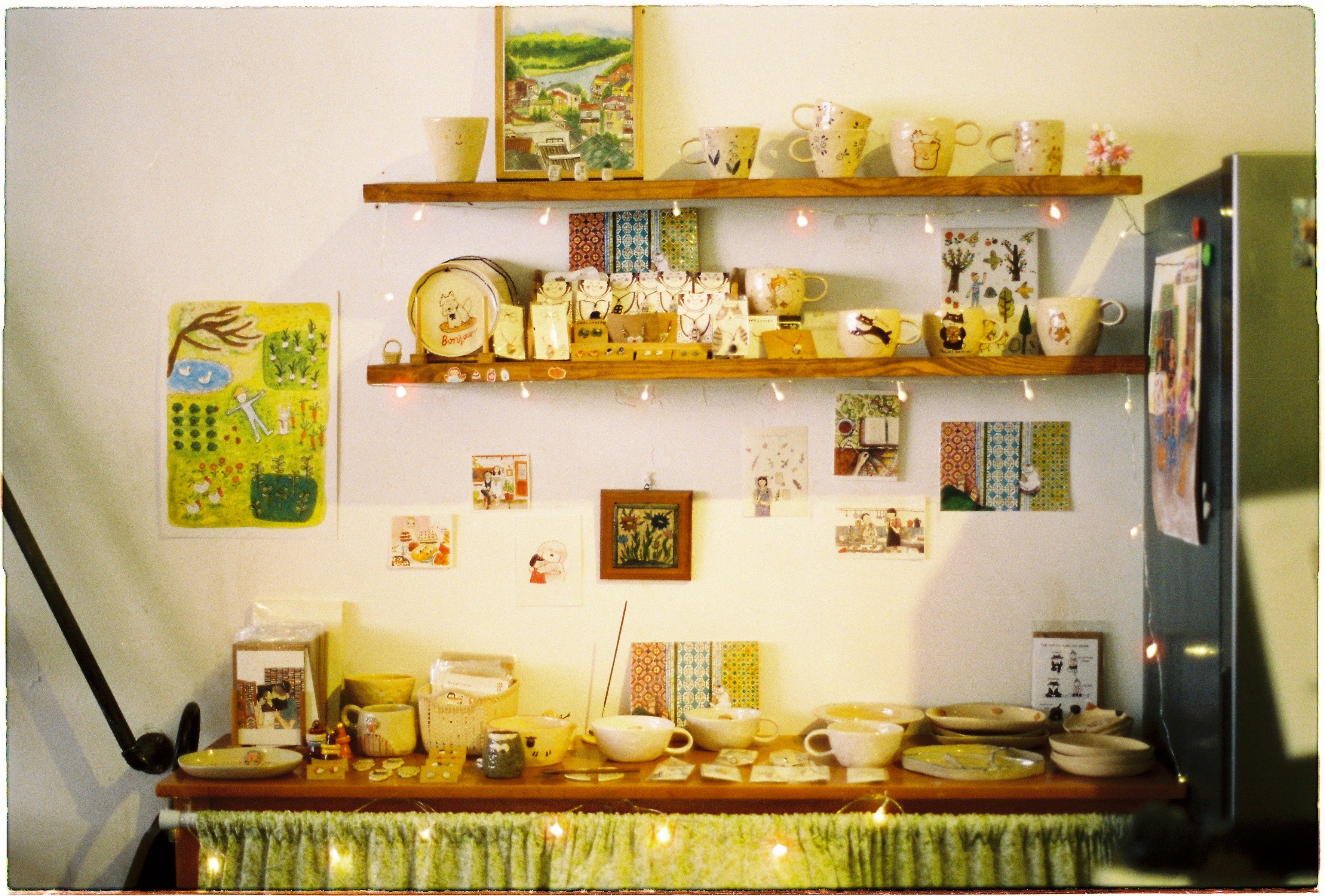 Warm and inviting display of cups and decor on kitchen shelf with homey charm.