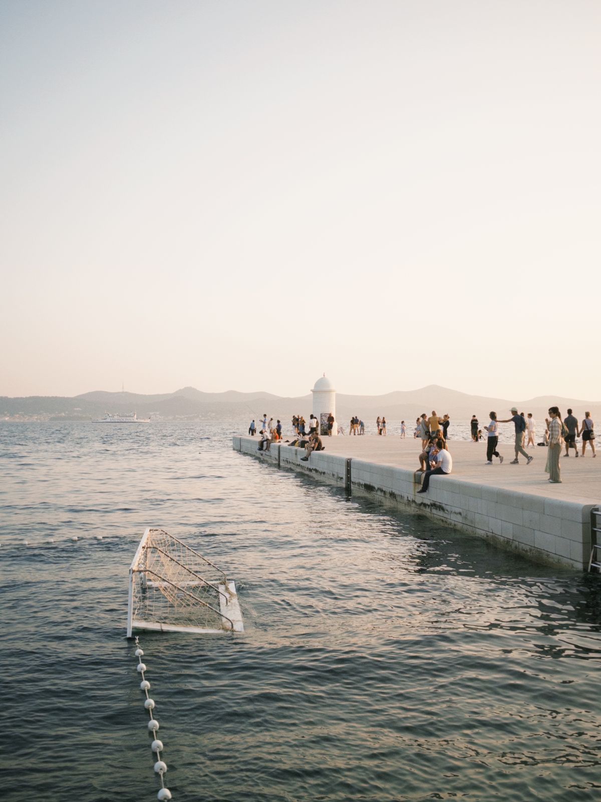 Zadar - promenada aglomerată la apus lângă centru