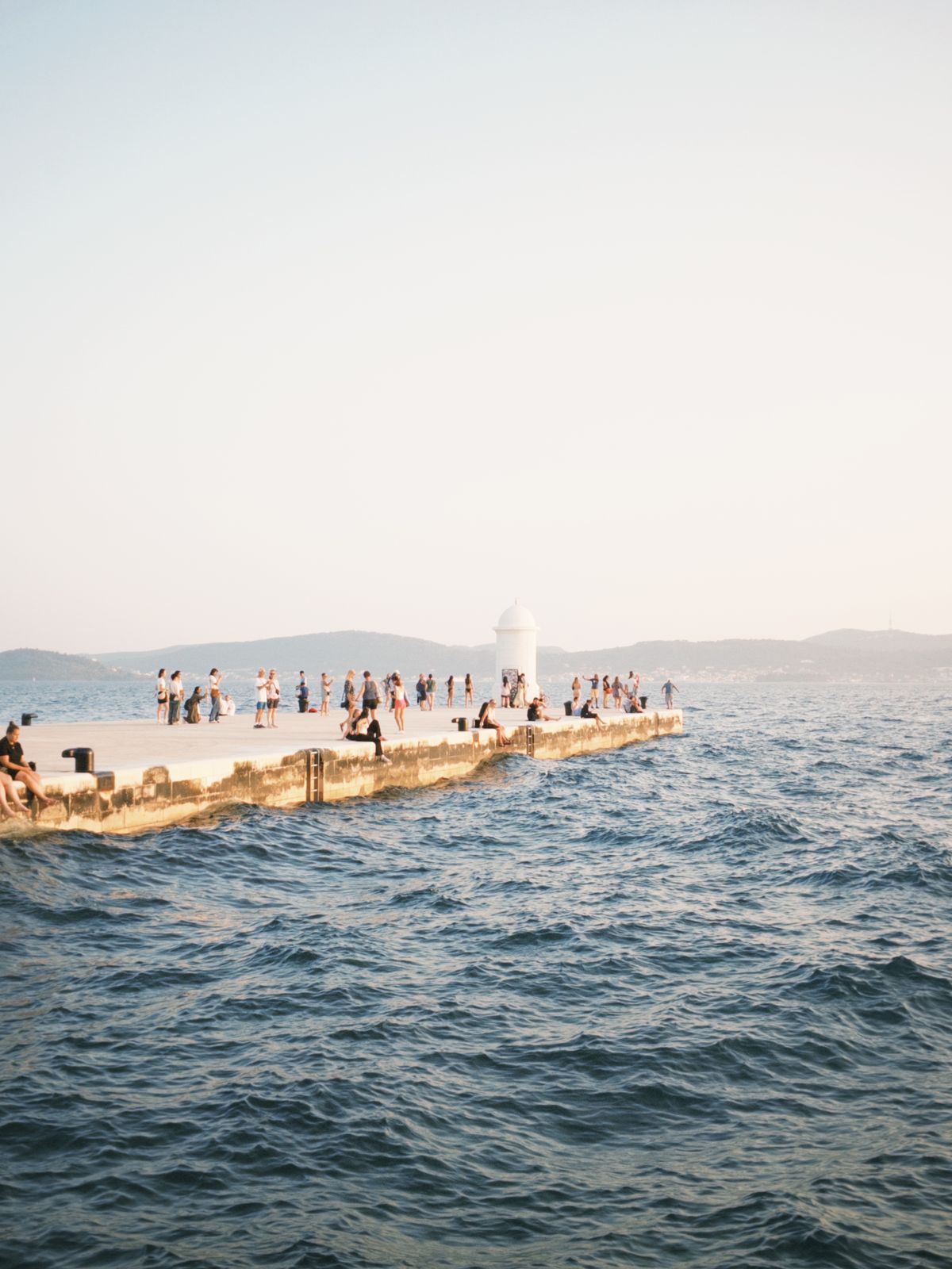 Zadar - zi de vară pe malul mării lângă oraș