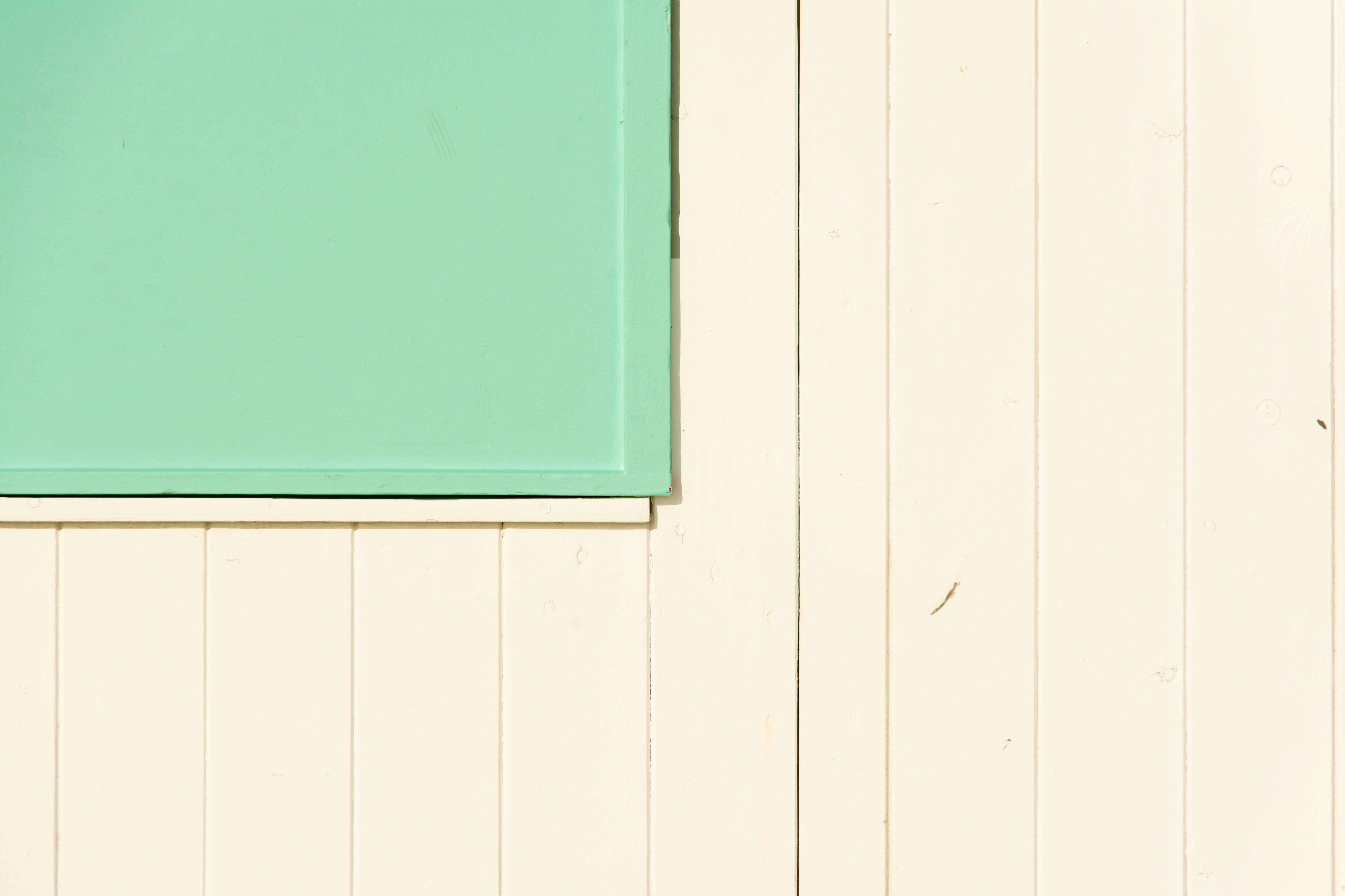 Gratis Imagen minimalista abstracta de una pared de madera color crema con un panel rectangular verde menta. Foto de stock