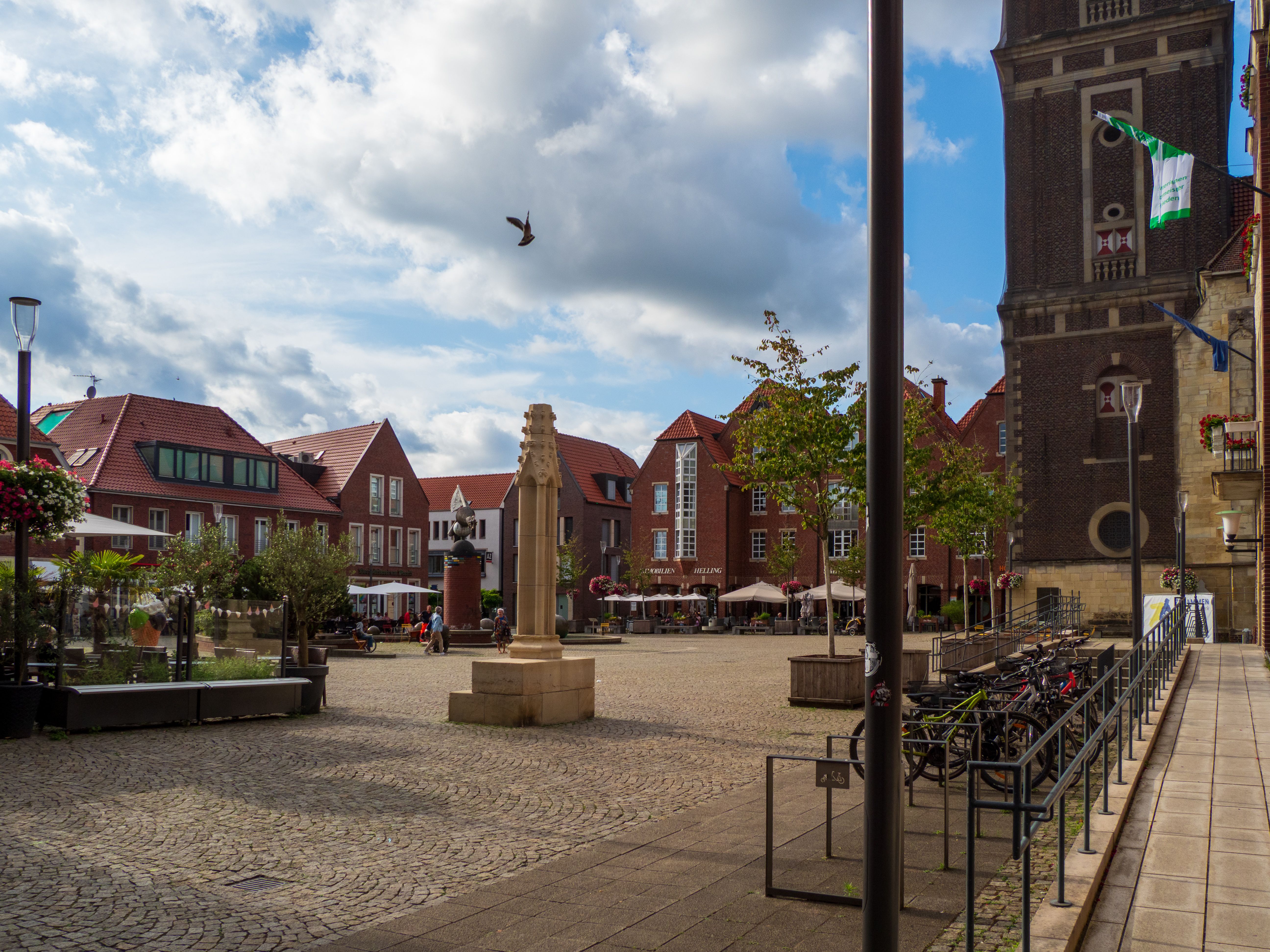 Charming Urban Square with Historic Architecture · Free Stock Photo
