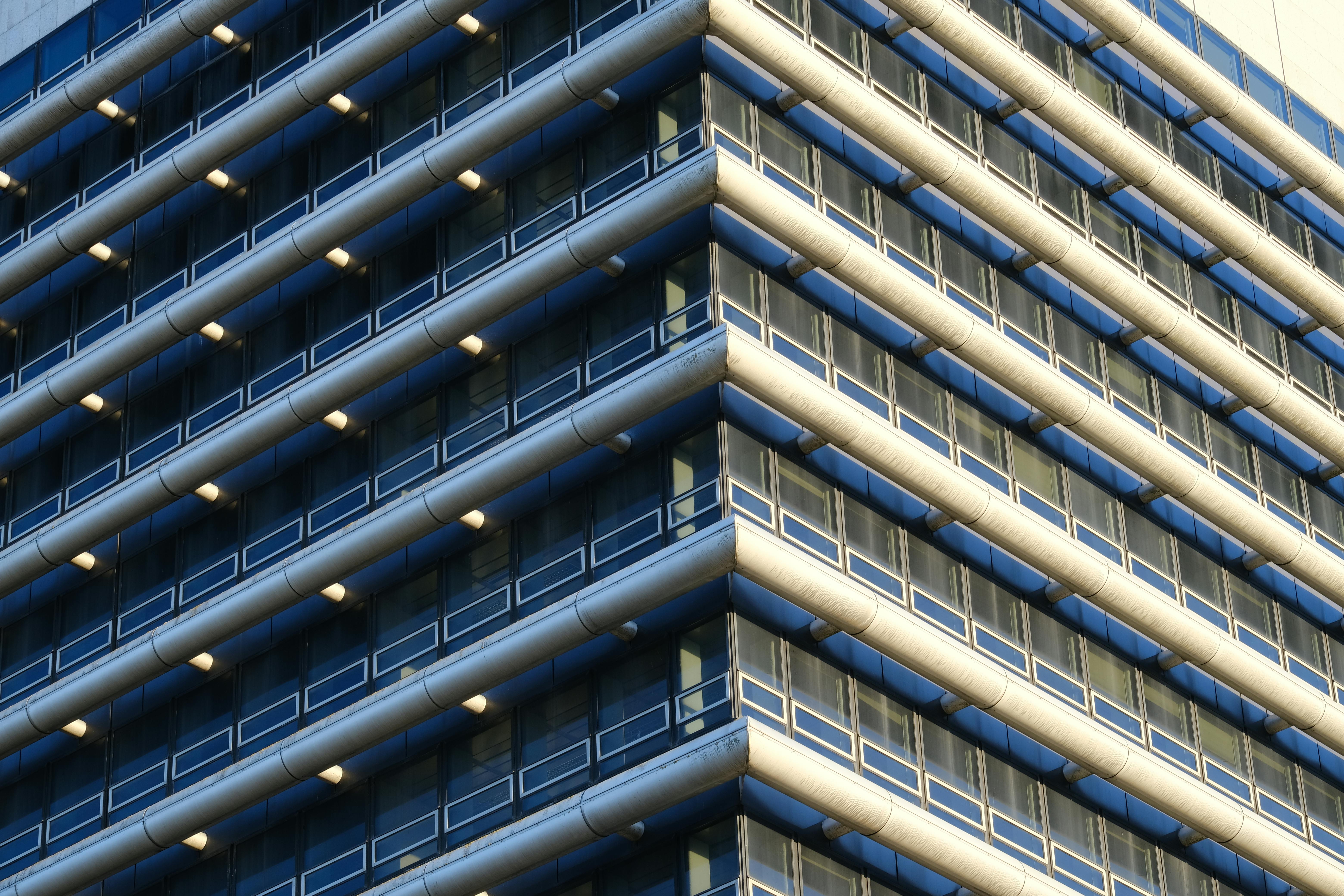 common:alt.prefix Närbild av en modern byggnads fasad som visar upp detaljerade arkitektoniska särdrag och symmetri. common:alt.postfix